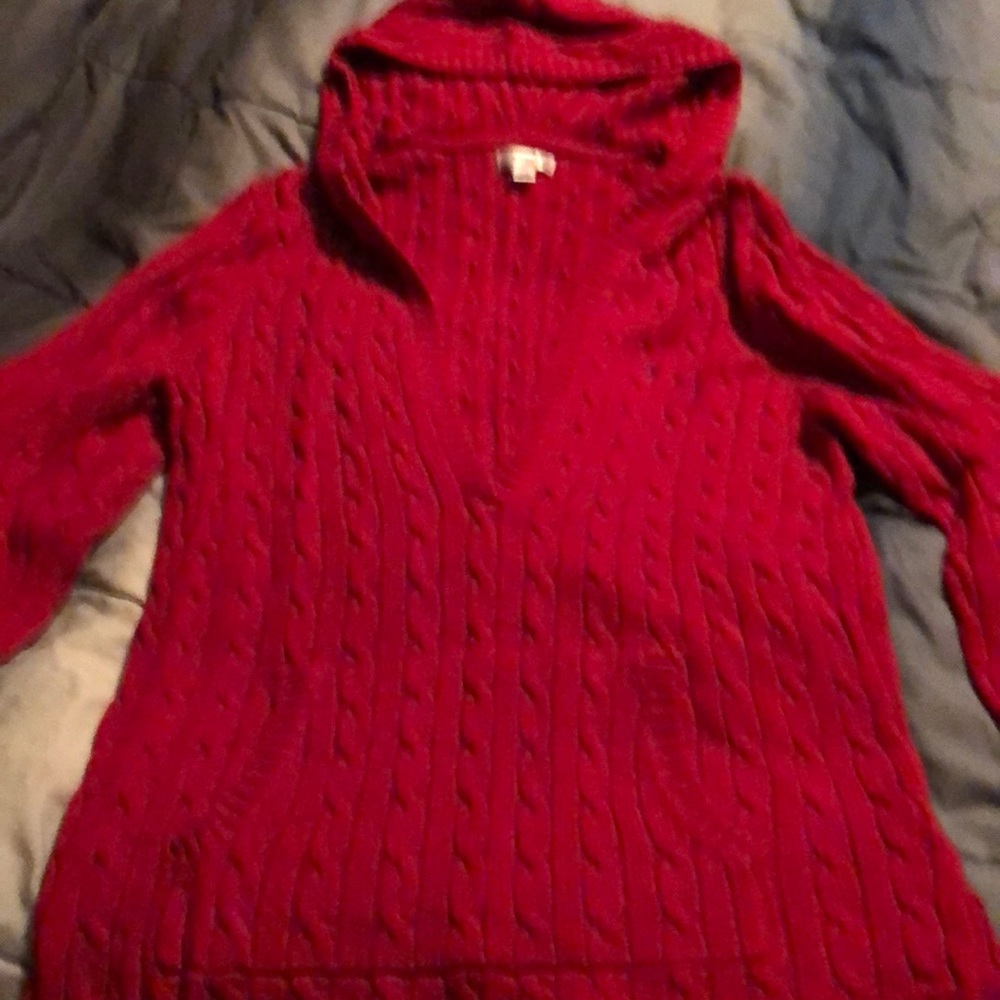 Hooded cable knit sweater with hoodie and pocket